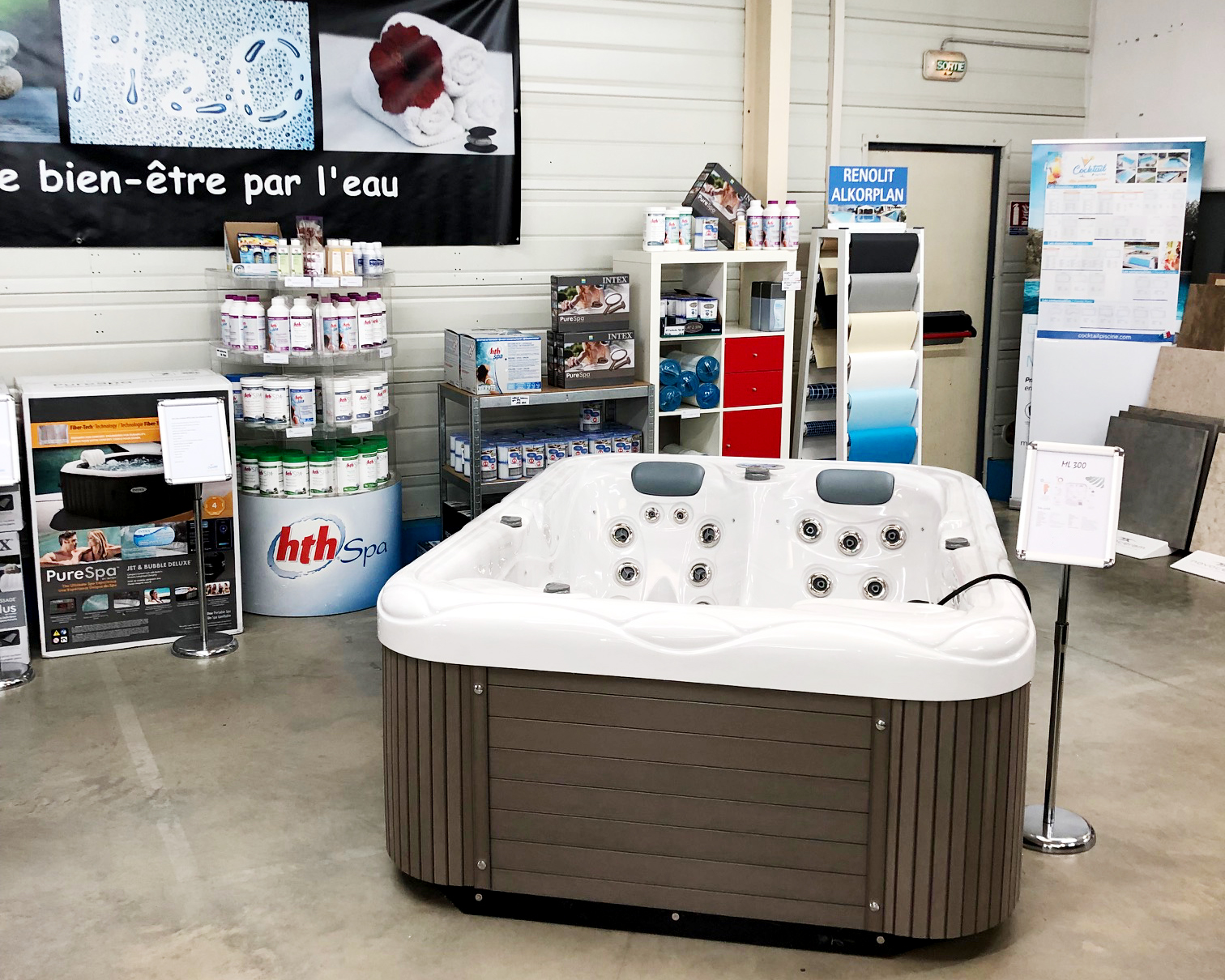 Exposition de spas au magasin Piscines et Spas du Bélinois