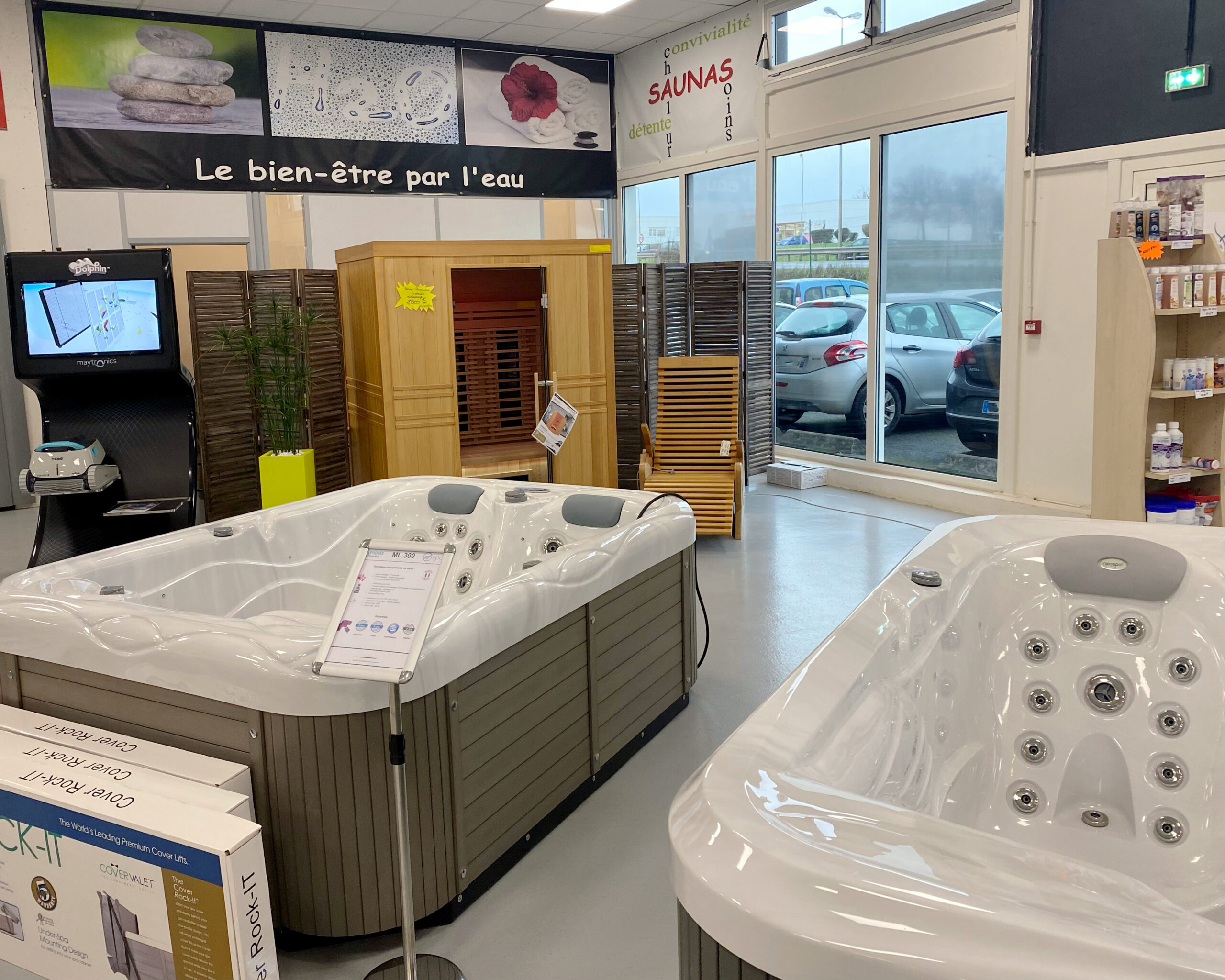 Showroom avec exposition de spas et sauna au magasin Tendances Piscines et Spas