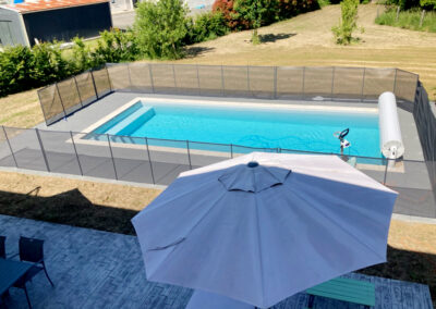Construction d'une piscine maçonnée avec volet hors-sol et barrières Beethoven