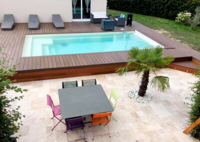 Installation d’une piscine coque Sherry Lounge beige avec volet immergé