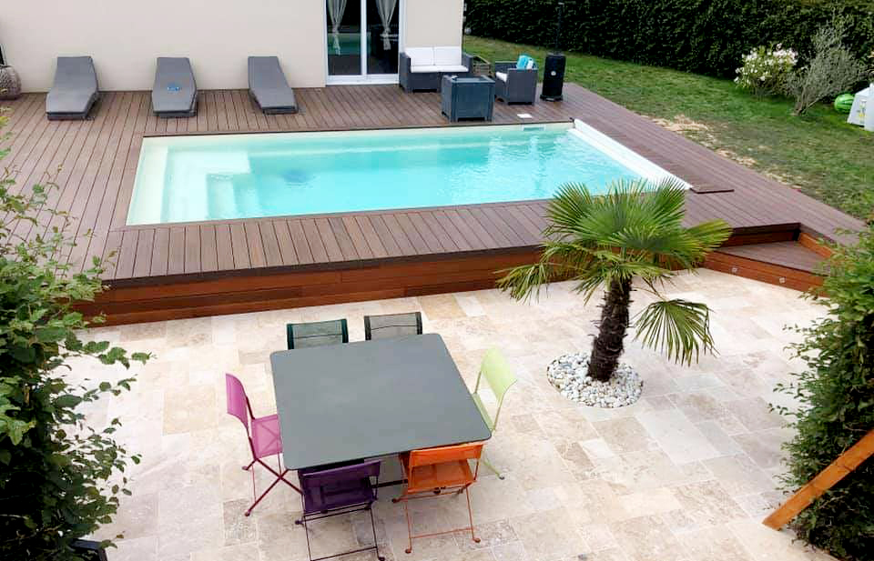 Installation d’une piscine coque Sherry Lounge beige avec volet immergé