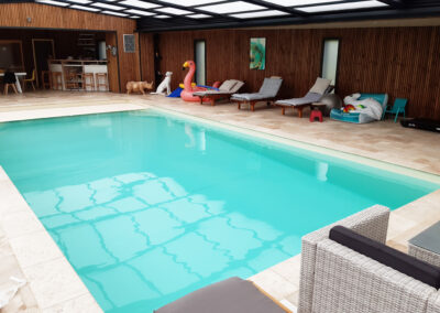Construction d'une piscine de 11 x 5 m avec membrane beige et volet immergé
