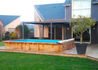 Installation d’une piscine bois rectangulaire de m,5 x 3,5 m semi-enterrée avec liner bleu