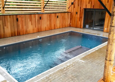Construction d’une piscine intérieure avec liner gris anthracite