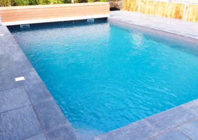 Installation d’une piscine bois enterrée et pose d’un volet hors-sol banc