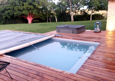 Aménagement d'une piscine avec bâche, d'un spa et d'une terrasse bois