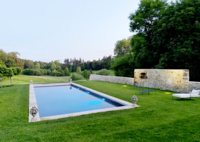 Construction d'une grande piscine extérieur avec caillebotis