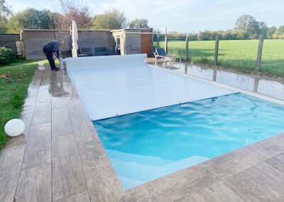 Piscine extérieure avec volet roulant