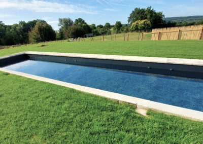 Piscine extérieure type couloir de nage